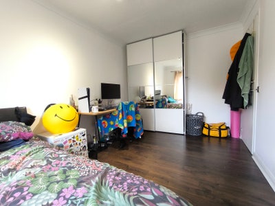 Modern Wapping Room, Gated, Bills included Main Photo