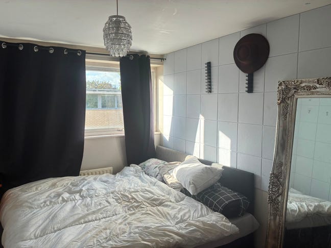 Upper floor bedroom in the heart of Brixton  Main Photo