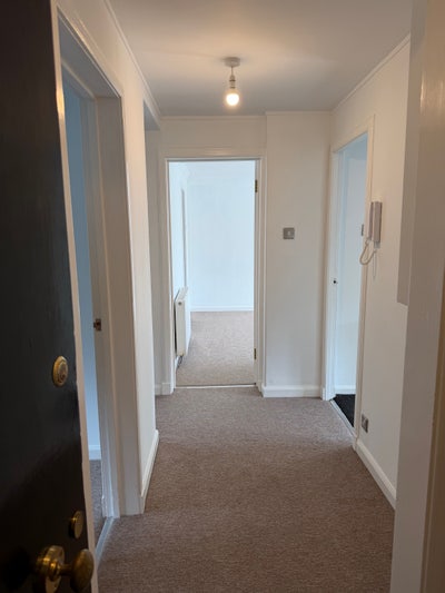 Bright 2 bed 1st Floor Flat Main Photo
