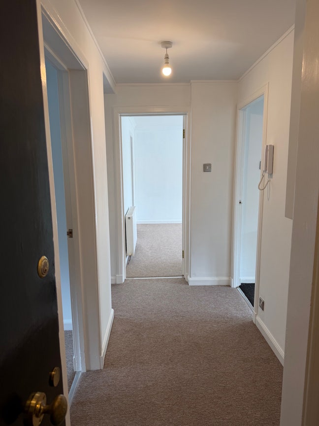 Bright 2 bed 1st Floor Flat Main Photo