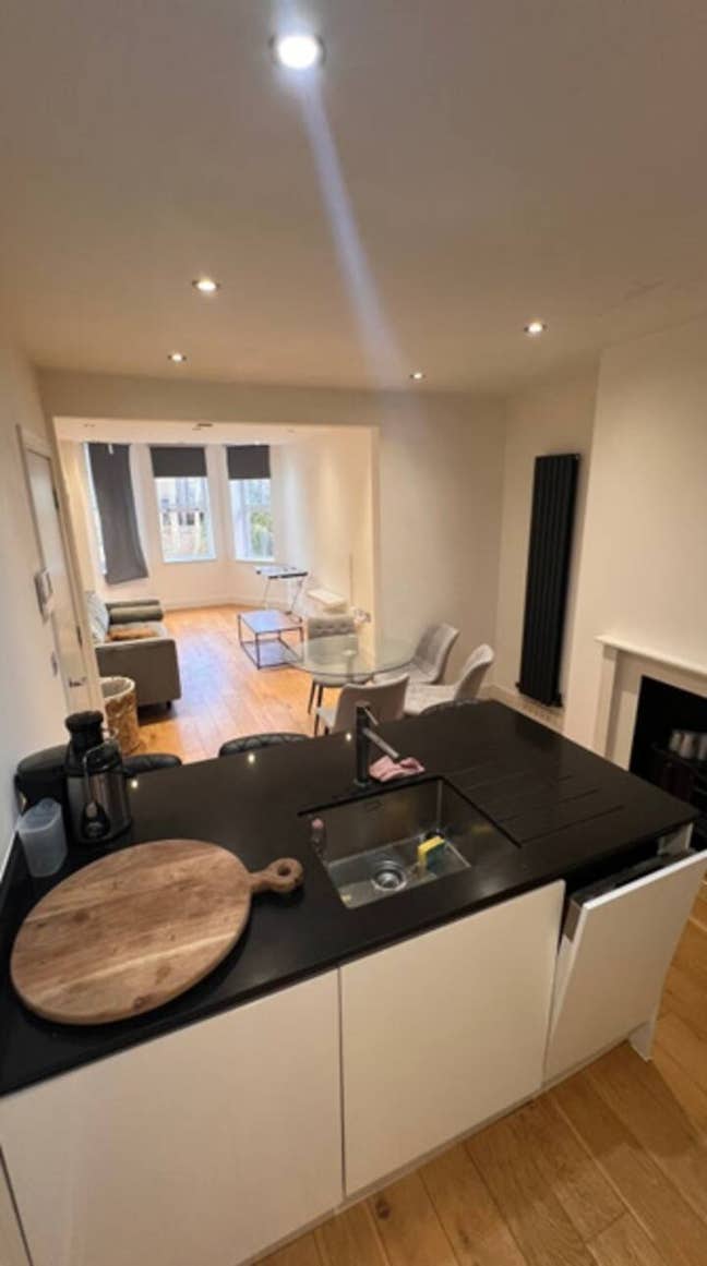 Lovely Bedroom in Huge Flat Shared Only with 1  Main Photo