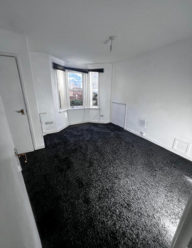 Spacious Recently Decorated 2-Bedroom Flat |  Main Photo