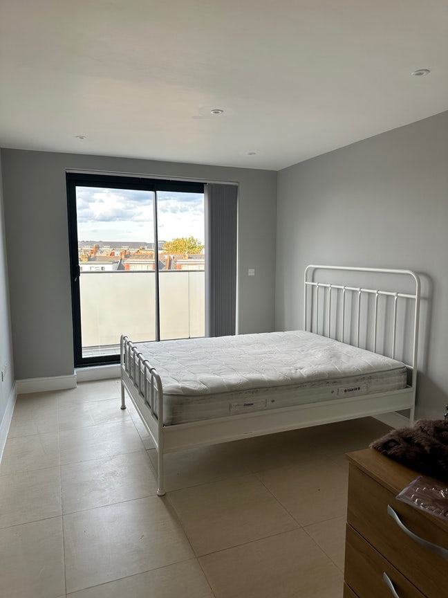 Modern spacious rooms w/ balcony, bills included Main Photo