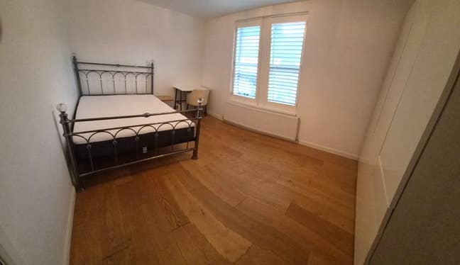 Double bedroom in excellent location Main Photo