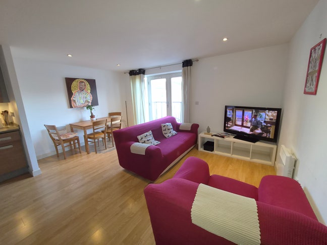 Modern & Cosy 2-Bed Apartment with Parking-Bow Main Photo