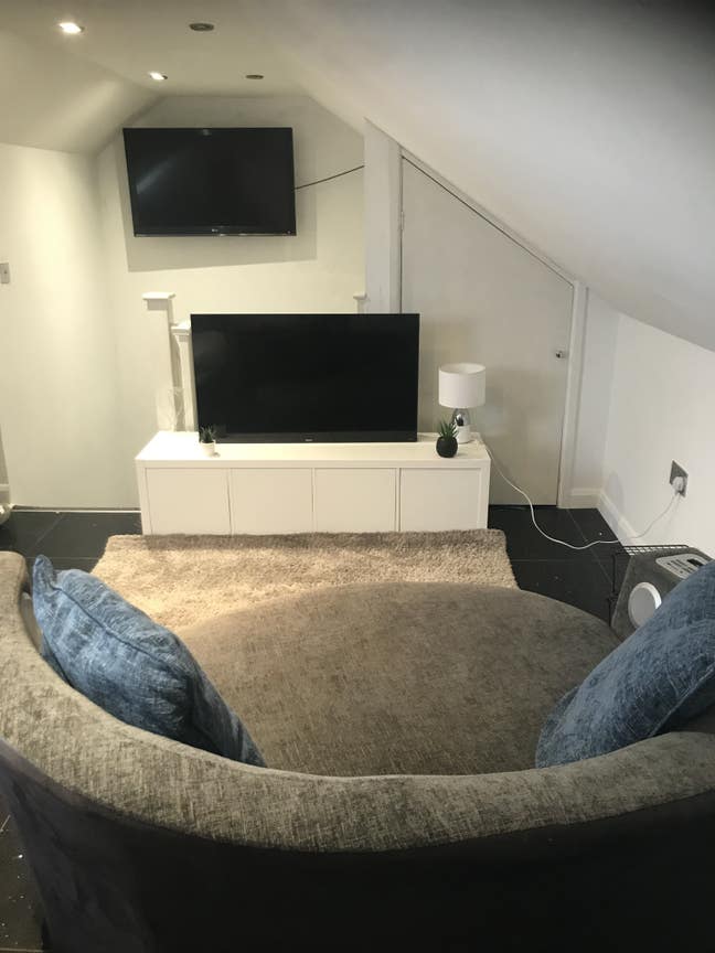 Large attic room with double & countryside views Main Photo
