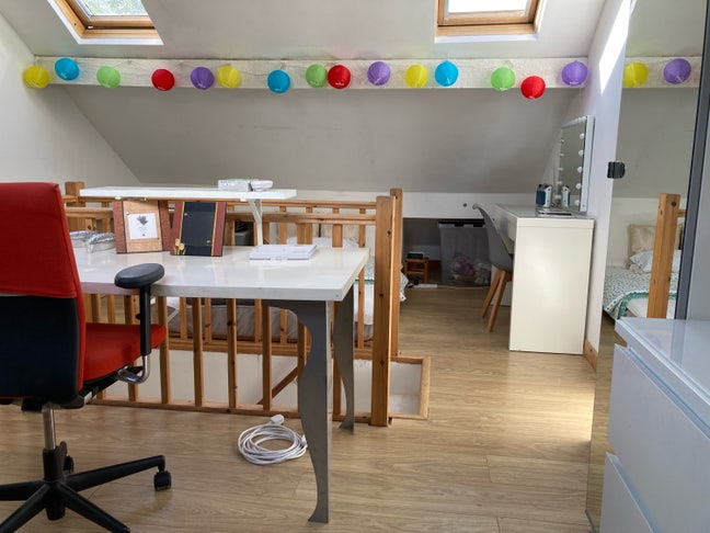 Attic room preferably for a professional female Main Photo