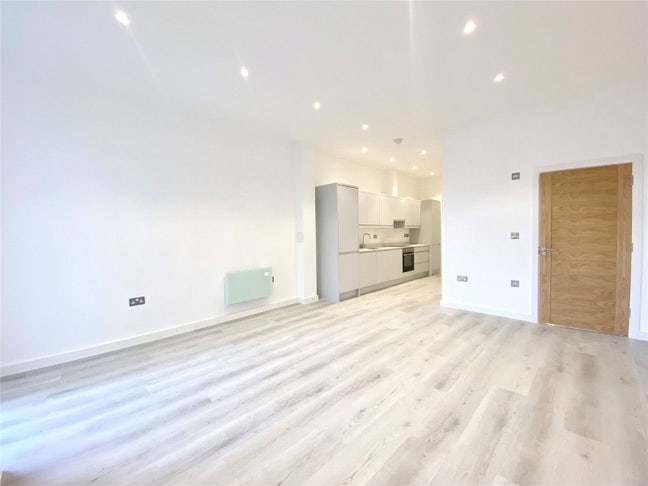 2 bed flat with parking  Main Photo
