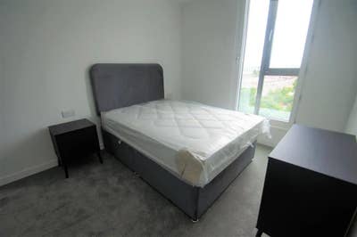 Double room in 2 bed flat Main Photo