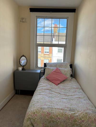 Room to rent for 1  non-smoking female Main Photo