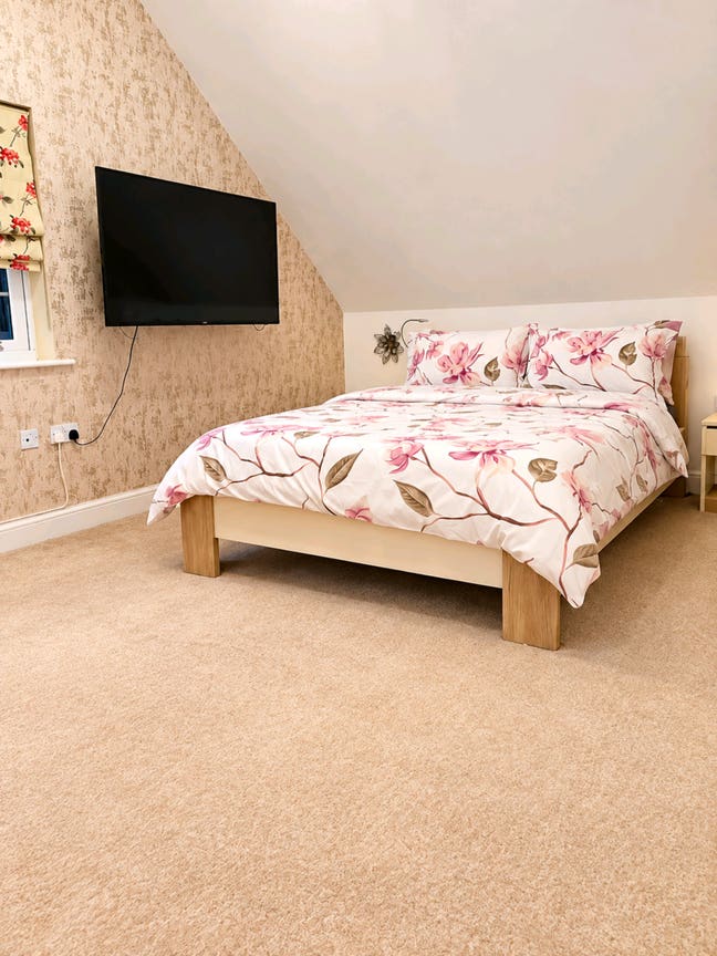  Double bedroom with TV Shared Bathroom  Main Photo