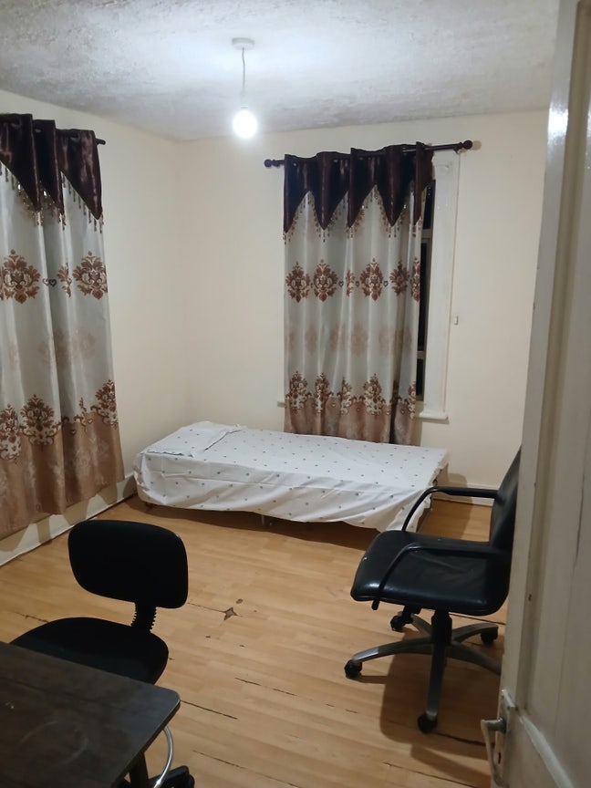 Room for rent Haydon’s Road Main Photo