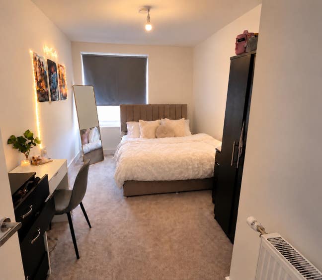 Spacious Double bed room (Ensuite) Main Photo