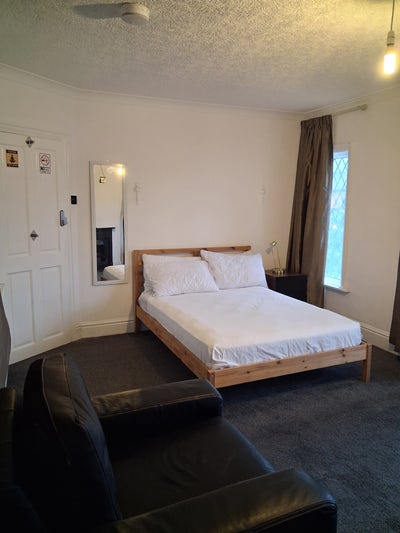 &pound;0 Deposit Large Double Room Main Photo