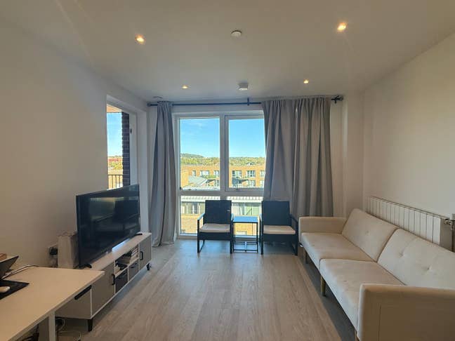 Doble Modern Room in Kidbrook  Main Photo
