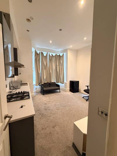 One Bed Flat with central heating, en suite, inter Main Photo