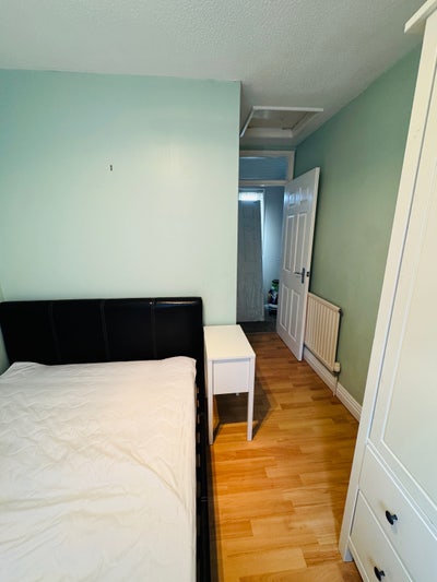 Double room in 2 bedroom house Main Photo