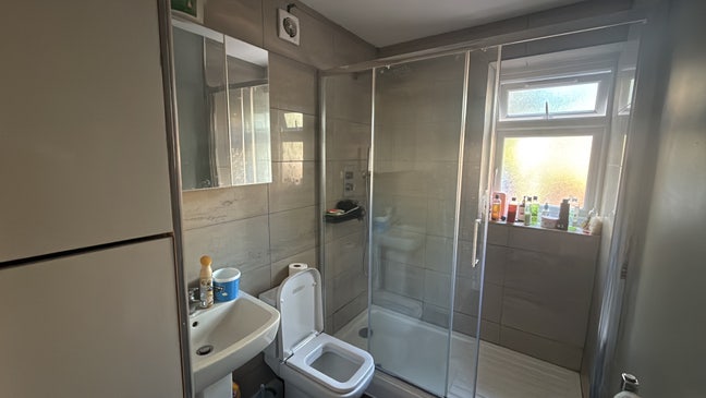 Double room available for sharing  Main Photo