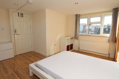 3 Rooms Next to Dlr with Living Room+Garden Main Photo