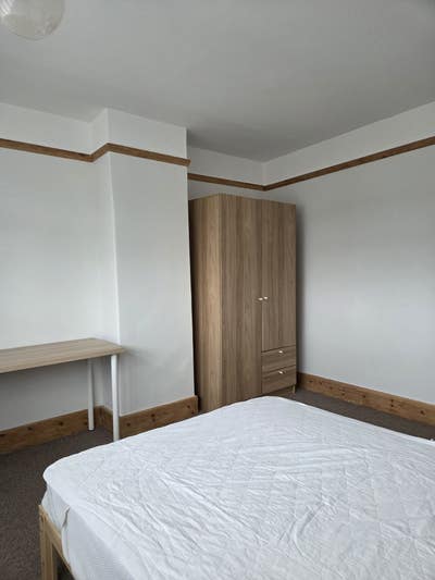 Spacious room in quiet street in Portchester Main Photo