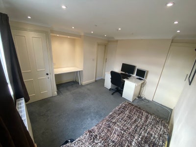 En-suite studio in family home Main Photo