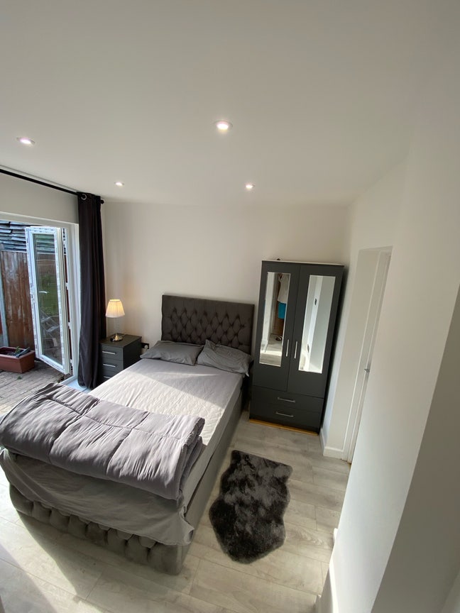 Stunning & Newly Refurbished 3-Bedroom Family Home Main Photo