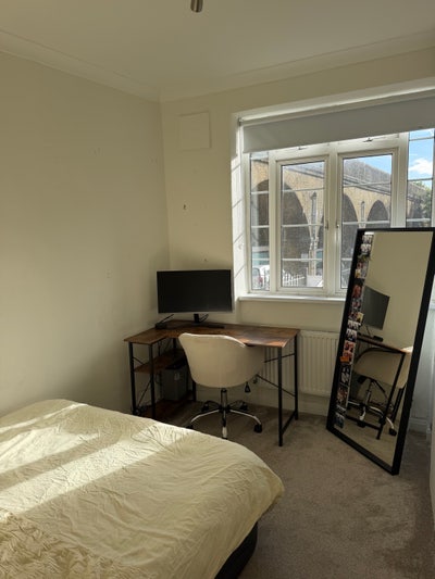 Double bedroom in North West London Main Photo