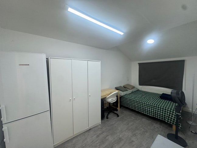 Large Double Ensuite Room close to Station Main Photo