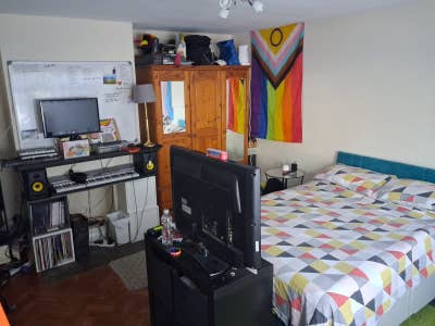 Bright spacious room in friendly house Main Photo