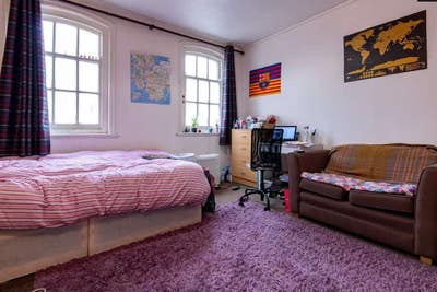  Big DR  in flatshare, 5min Ealing Broadway Main Photo