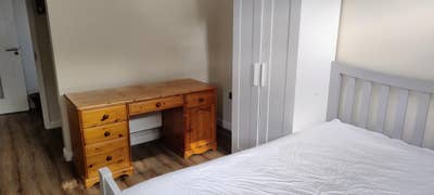 En suite room in family home Main Photo