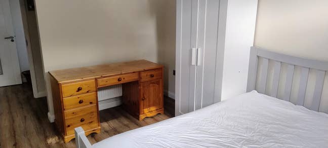 En suite room in family home Main Photo