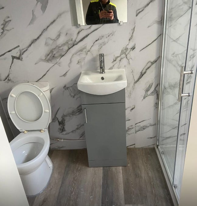 Ensuite refurbished room - quiet working house Main Photo