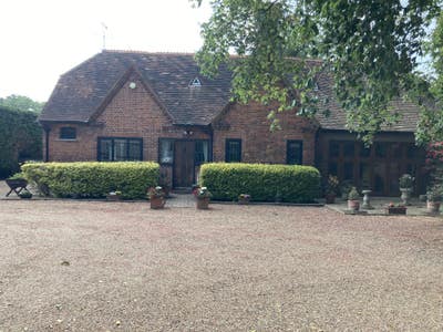 Spacious en suite double bedroom in Denham Main Photo