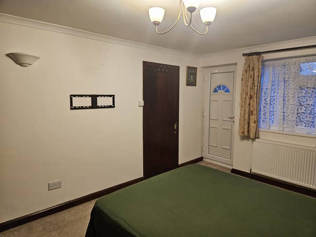 Large Double En-Suite Room- All Bills Included Main Photo