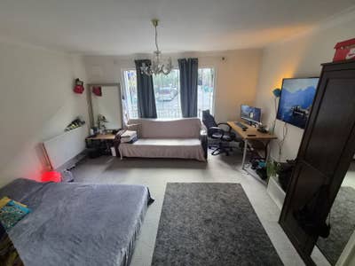 Stunning Room in Prime Mayfair Available ASAP! Main Photo