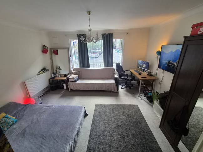 Stunning Room in Prime Mayfair Available ASAP! Main Photo