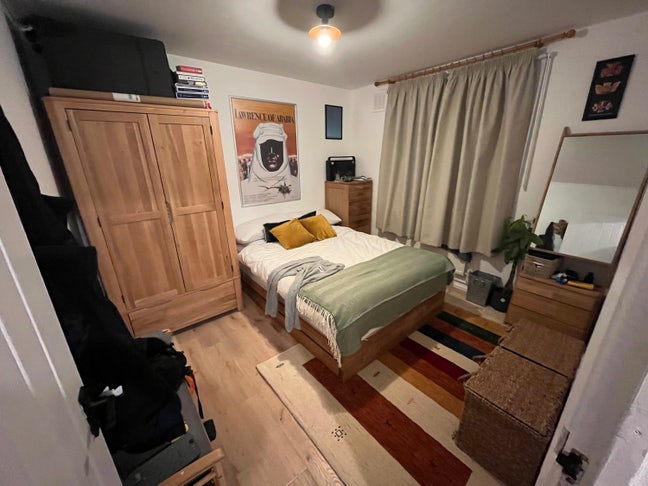 Double room available in spacious 3 bedroom flat Main Photo