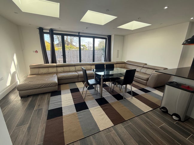  Luxury Ensuites Bills inc Croydon Main Photo