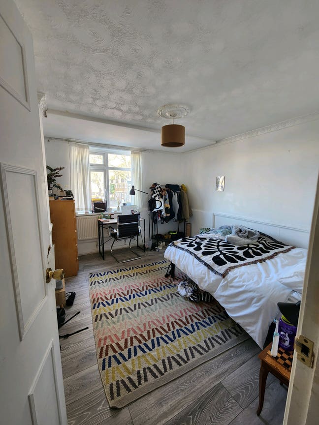 Double room in Bow - &pound;945pm. Move in 7th Nov 🌞 Main Photo