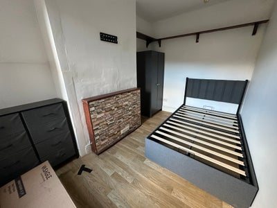 Small Double Bedroom Room for Rent Main Photo