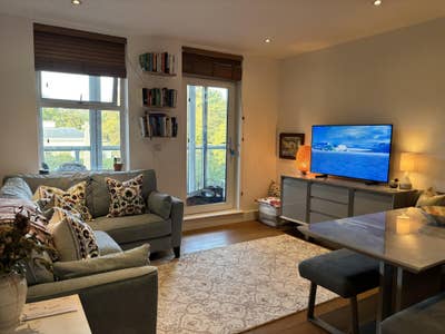 Beautiful double room w/ office desk. Near station Main Photo