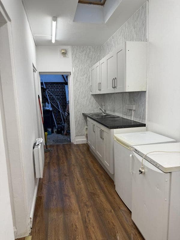 1 bef flat with garden to rent. Main Photo