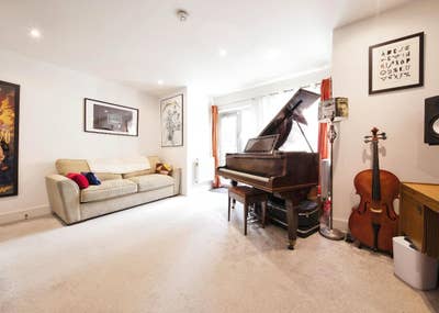 Large En-Suite Double Room with Piano Available Main Photo