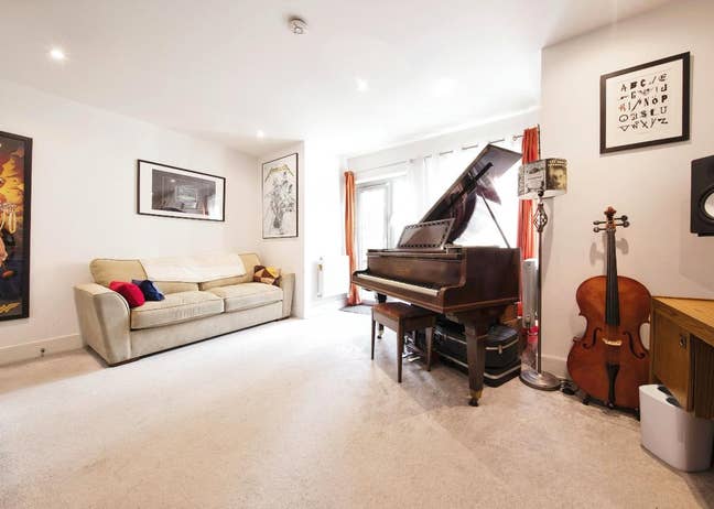 Large En-Suite Double Room with Piano Available Main Photo