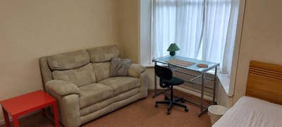 Spacious rooms, walking to town centre Main Photo