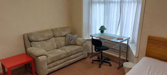 Spacious rooms, walking to town centre Main Photo