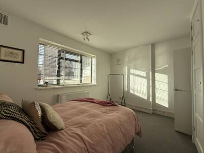 Large double in a bright 2-bed opposite Nine Elms Main Photo