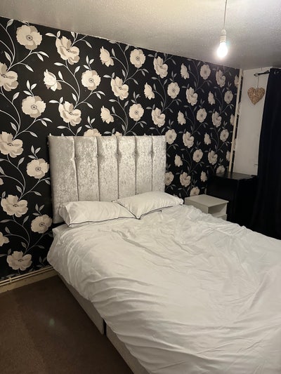 Large Double Room 5 Minute Walk to Trainstaion  Main Photo