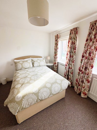 🏡 A spacious double room in a lovely home Main Photo